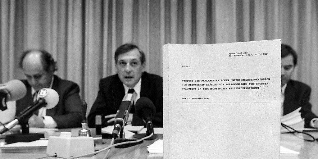 Mitglieder der Parlamentarischen Untersuchungskommission (PUK) zur geheimen Widerstandsorganisation P-26 geben am 24. November 1990 eine Pressekonferenz. Die P-26 besch&auml;ftigt die Politik auch heute noch. (Archivbild)