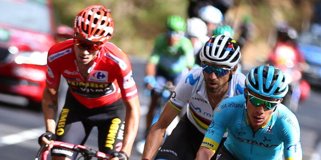 Primoz Roglic (links im roten Trikot) sitzt an der Vuelta weiterhin fest im Sattel. Auch in der 18. Etappe behauptete er seine Führung in der Gesamtwertung gegenüber seinen Konkurrenten - im Bild Weltmeister Alejandro Valverde aus Spanien und Miguel Angel Lopez aus Kolumbien.