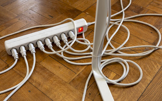 STECKDOSENLEISTE, STECKERLEISTE, STECKDOSE, KABEL, STROMKABEL, EFFIZIENZ, ENERGIEEFFIZIENZ, ENERGIEREDUKTION, STROMREDUKTION,