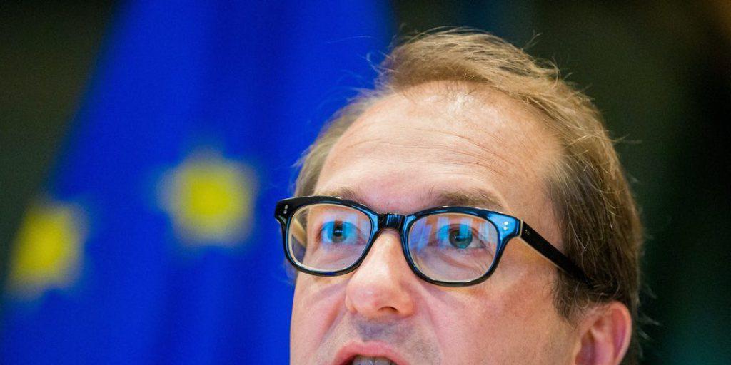 Weist Mitschuld der Regierung im VW-Skandal zurück: Der deutsche Verkehrsminister Alexander Dobrindt im EU-Parlament. Weist Mitschuld der Regierung im VW-Skandal zurück: Der deutsche Verkehrsminister Alexander Dobrindt im EU-Parlament.