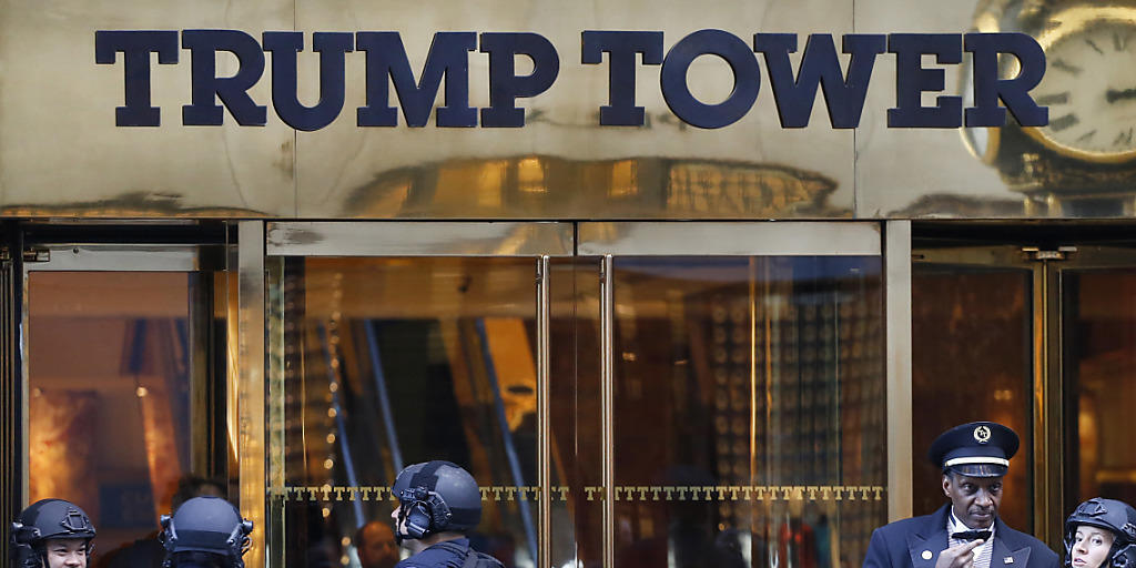 Vorfall im Trump Tower: Ordnungskräfte lotsen Menschen aus dem Gebäude in New York. (Archivbild)