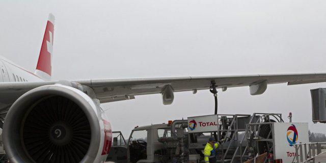 Eine Maschine der Swiss (Airbus A321-111) wird aufgetankt Eine Maschine der Swiss (Airbus A321-111) wird aufgetankt