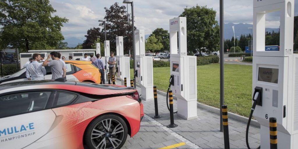 Die Neuzulassung von reinen Elektroautos hat 2019 um fast 144 Prozent zugenommen. Dennoch ist erst etwa ein halbes Prozent des Autobestands CO2-frei. (Symbolbild)