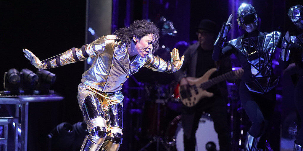 Musicaldarsteller Dantanio Goodman mimt auf der Bühne den erwachsenen Michael Jackson. (Archivbild)
