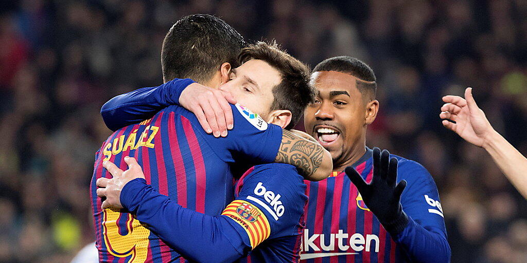 Lionel Messi liess sich nach einem Tor und einem Assist nach seiner Einwechslung von seinen Teamkollegen feiern