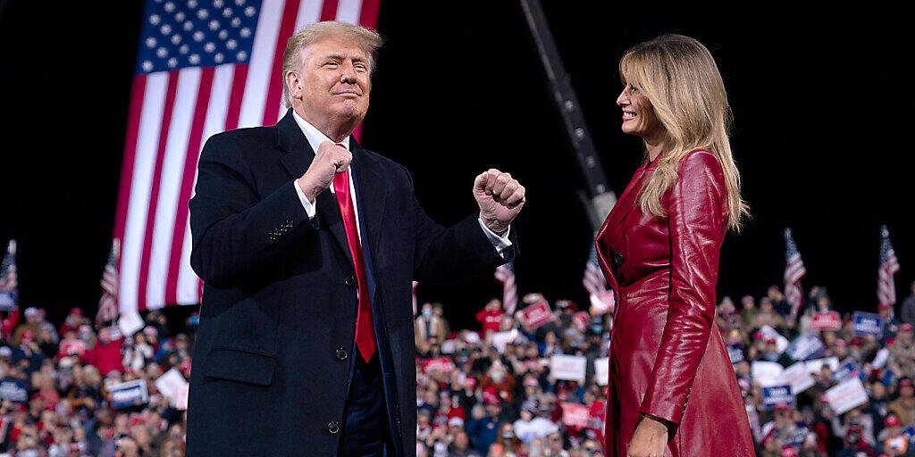 US-Präsident Donald Trump und die First Lady Melania Trump verlassen die Bühne bei einer Kundgebung für die Wiederwahl der beiden republikanischen Senatoren D. Perdue und K. Loeffler. Foto: Evan Vucci/AP/dpa