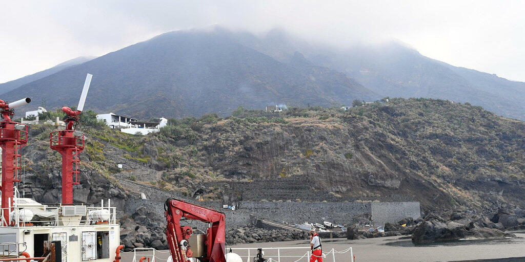Ein Feuerwehrboot an der Anlegestelle von Ginostra auf Stromboli. Feuerwehrmannschaften und Canadair-Flugzeuge waren am Donnerstag mit Löscharbeiten nach dem heftigen Vulkanausbruch vom Mittwoch beschäftigt.