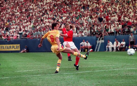 Alain Sutter (rechts) trifft an der WM 1994 in den USA gegen Rumänien zum 1:0