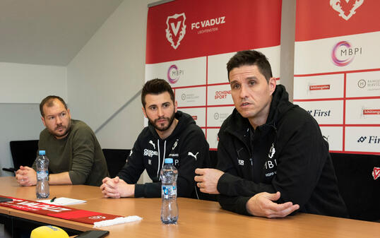 Sportchef Franz Burgmeier, FCV-Medienchef Manuel Kalberer und der neue Trainer Martin Stocklasa