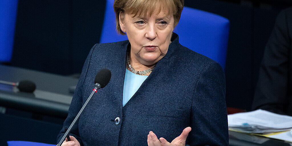 Bundeskanzlerin Angela Merkel (CDU) beantwortet bei der Regierungsbefragung während der Plenarsitzung im Deutschen Bundestag die Fragen der Abgeordneten. Foto: Bernd von Jutrczenka/dpa Bundeskanzlerin Angela Merkel (CDU) beantwortet bei der Regierungsbefragung während der Plenarsitzung im Deutschen Bundestag die Fragen der Abgeordneten. Foto: Bernd von Jutrczenka/dpa