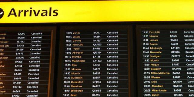 Informationstafel mit den Ank&uuml;nften in Heathrow (Archivbild)