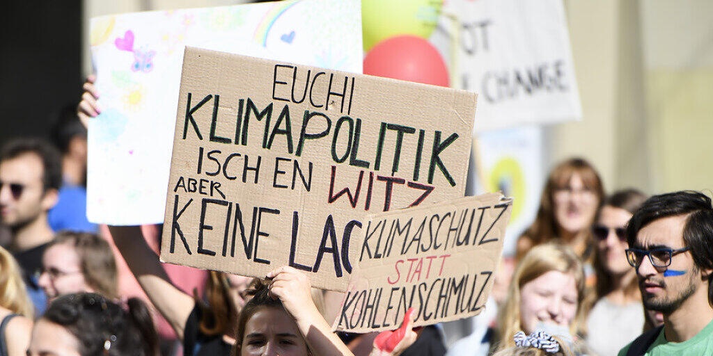 "Euchi Klimapolitik isch en Witz" - Die Schweizer Klimabewegung fühlt sich von der Politik im Stich gelassen und will deshalb nun selber Massnahmen erarbeiten und Lösungen aufzeigen. (Archivbild)