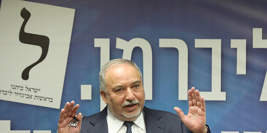 An ihm scheitert die Regierungsbildung: Ex-Verteidigungsminister und Chef der Partei Israel Beitenu vor der Knesset.
