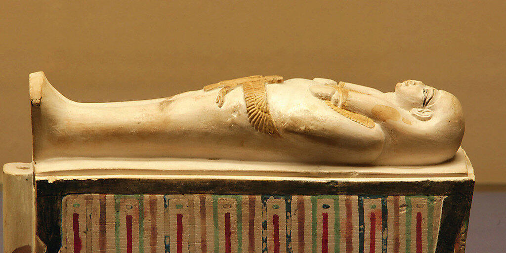 Die Bahren-Uschebti aus dem Grab von Juja und Tuja in einer Ausstellung des Antikenmuseums Basel und der Sammlung Ludwig im Jahr 2004. Unter den von der Schweiz an Ägypten zurückgegebenen Gegenständen waren zwölf bei Strafverfahren eingezogene Uschebti-Statuetten. (Themenbild)