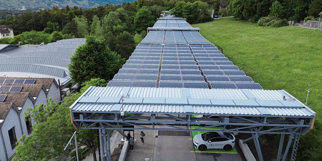 Erstes Solarfaltdach in Liechtenstein erfolgreich in Betrieb genommen
