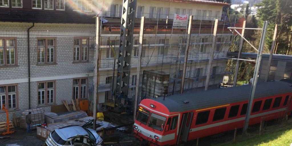 Beim Zusammenprall eines Autos mit der Appenzeller Bahn bei Urnäsch AR wurden am Dienstagmorgen der 38-jährige Autolenker und zwei mitfahrende Kinder verletzt (Bild: Kapo AR) Beim Zusammenprall eines Autos mit der Appenzeller Bahn bei Urnäsch AR wurden am Dienstagmorgen der 38-jährige Autolenker und zwei mitfahrende Kinder verletzt (Bild: Kapo AR)