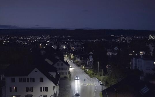 Das "verkehrsbeobachtende Licht" in Urdorf erhält den Watt d'Or 2018. Das Licht passt sich sanft dem Verkehrsaufkommen an, spart so Energie und schont die Umwelt.