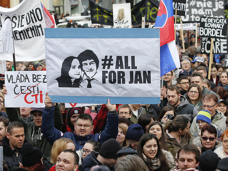 Zehntausende in der Slowakei fordern echte Konsequenzen für die Verantwortlichen hinter dem Mord am Enthüllungsjournalisten Kuciak (im Bild der Protest in der Hauptstadt Bratislava).