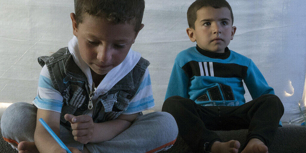 Traumatisierte irakische Kinder. Die Gefahr ist gross, dass sie später nicht nur psychische, sondern auch körperliche Gebrechen entwickeln - und diese übers Blut an ihre Nachkommen vererben. Das haben Forscher von der Uni Zürich an Mäusen und Menschen nachgewiesen. (Archivbild)