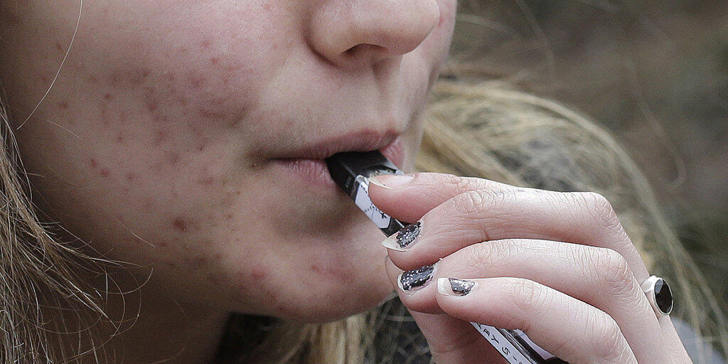 E-Zigaretten haben vor allem in den USA einen Boom bei Jugendlichen ausgelöst. Dies soll in der Schweiz verhindert werden. (Archivbild)