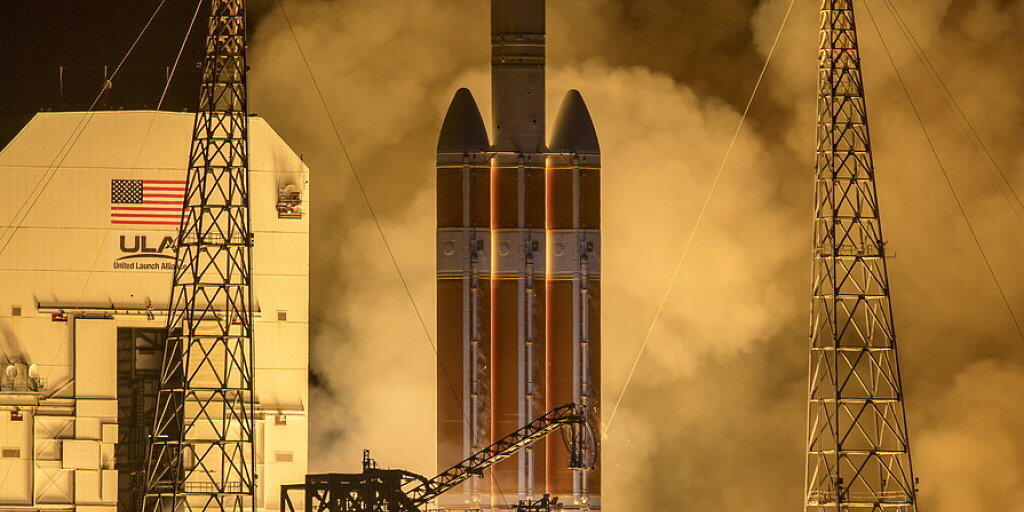 Mit einen Tag Verspätung hat die US-Raumfahrtbehörde Nasa erstmals eine Sonde gestartet, die in die Sonnenatmosphäre hineinfliegen soll. Die "Parker Solar Probe" hob am Sonntag an Bord einer "Delta IV Heavy"-Rakete vom Weltraumbahnhof Cape Canaveral in Florida ab.