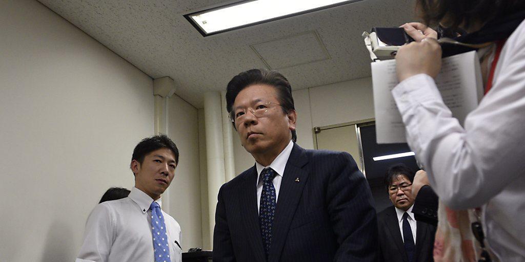 Mitsubishi-Präsident Tetsuro Aikawa vor der Pressekonferenz, an der er Manipulationen eingestand. Die Behörden führten nun Hausdurchsuchungen durch.