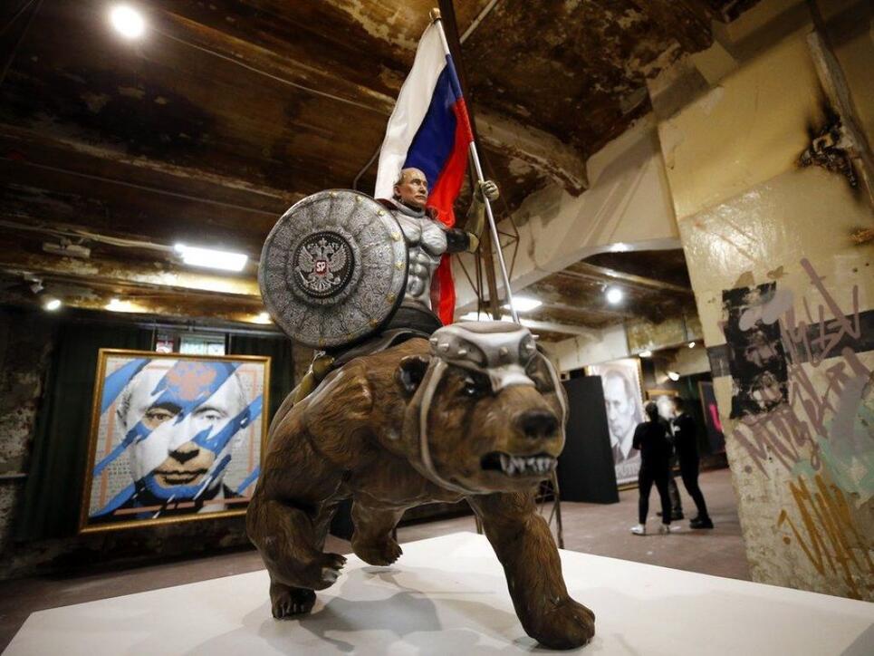 Keine Satire: Der russische Präsident Wladimir Putin reitet in der Ausstellung "Superputin" einen gigantischen, blutrünstigen Bären.