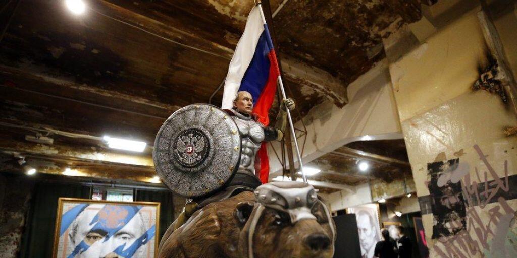 Keine Satire: Der russische Präsident Wladimir Putin reitet in der Ausstellung "Superputin" einen gigantischen, blutrünstigen Bären.