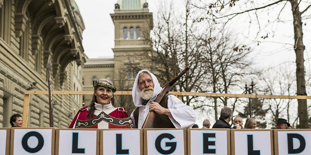 Kostümierte Aktivisten und Aktivistinnen reichen bei der Bundeskanzlei die Vollgeld-Initiative ein. (Archivbild)