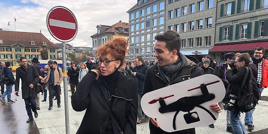 Schneller Sammelerfolg für Autorin Sibylle Berg und Dimitri Rougy vom Referendumskomitee: einen Monat vor Ablauf der Frist sind bereits rund 55'000 Unterschriften beisammen. Nötig sind 50'000.