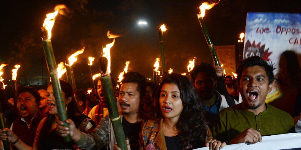 In Indien sind zahlreiche Menschen gegen ein neues Gesetz zur Staatsangehörigkeit auf die Strasse gegangen.