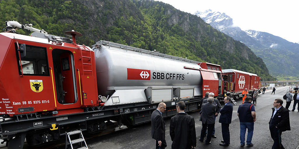 Der neue Lösch- und Rettungszug für die Neat in Erstfeld im Kanton Uri. Die SBB haben drei weitere solcher Züge für die Genferseeregion, das Süd-Tessin und das Wallis bestellt. (Archivbild) Der neue Lösch- und Rettungszug für die Neat in Erstfeld im Kanton Uri. Die SBB haben drei weitere solcher Züge für die Genferseeregion, das Süd-Tessin und das Wallis bestellt. (Archivbild)