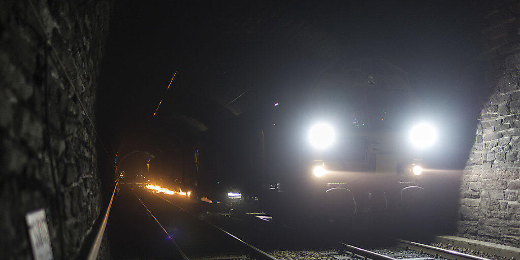 Im Lötschberg-Scheiteltunnel auf der Bergstrecke zwischen Kandersteg BE und Goppenstein VS wird ab August das alte Schotterbett durch eine Beton-Fahrbahn ersetzt. (Archivbild)