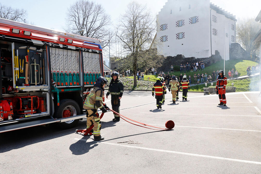 Schluss&uuml;bung beim Kurs f&uuml;r neue Feuerwehrleute beim "Restaurant L&ouml;wen&raquo; in Gamprin-Bendern.