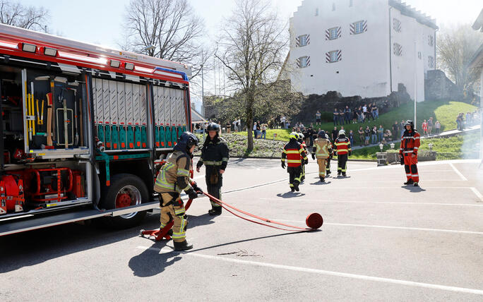 Schluss&uuml;bung beim Kurs f&uuml;r neue Feuerwehrleute beim "Restaurant L&ouml;wen&raquo; in Gamprin-Bendern.