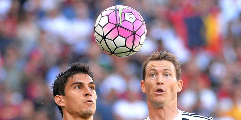 Stephan Lichtsteiner (rechts/hier im Spiel gegen Genoa) hat wieder den Ball im Blick Stephan Lichtsteiner (rechts/hier im Spiel gegen Genoa) hat wieder den Ball im Blick