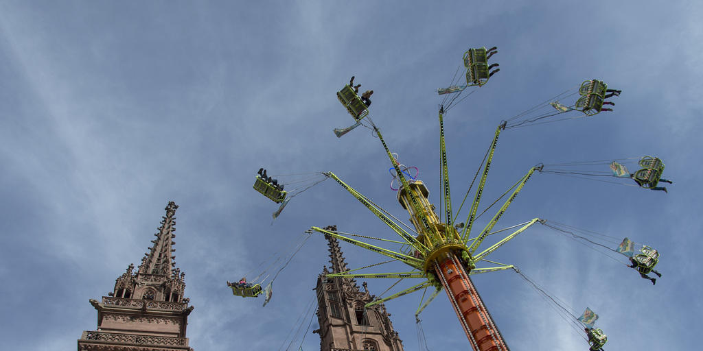 Auf dem Münsterplatz in Basel dreht sich ein Riesenkarussell.