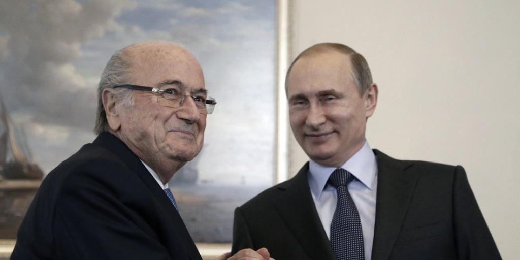 Wladimir Putin und Joseph Blatter am 25. Juli 2015 in St. Petersburg. (Archiv)