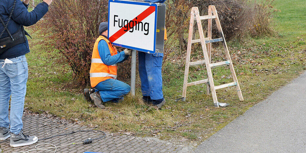 ABD0083_20201202 - FUCKING - ÖSTERREICH: Arbeiter beim Wechsel des Ortsschildes des Ortes "Fucking" in Oberösterreich auf das Schild mit dem neuen Ortsnamen "Fugging" am Mittwoch, 2. November 2020. - FOTO: APA/MANFRED FESL - 20201201_PD10931
