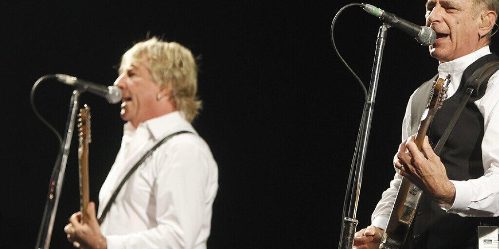 Die britische Band Status Quo (mit Francis Rossi, rechts, und Rick Parfitt, links) hat ihre Backbone Tour und somit auch das Konzert in Zürich absagen müssen.