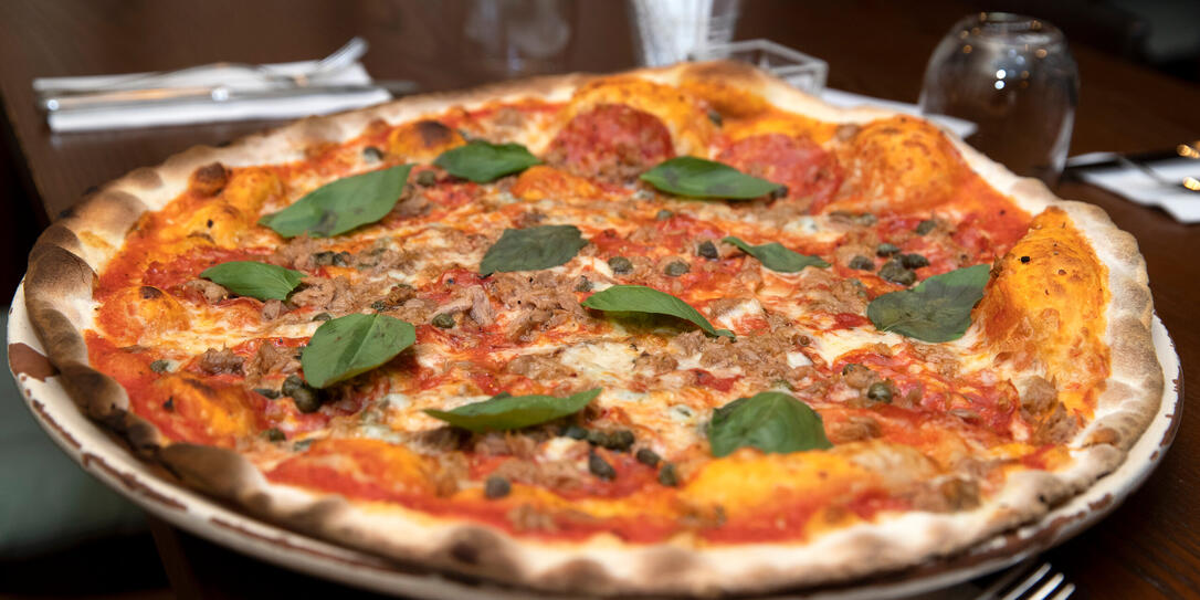 Die F&uuml;rsten-Pizza ist eine Spezialit&auml;t des Il Salento. Sie wird mit scharfer Salami, Kapern, Thunfisch und frischem Basilikum belegt.