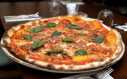 Die F&uuml;rsten-Pizza ist eine Spezialit&auml;t des Il Salento. Sie wird mit scharfer Salami, Kapern, Thunfisch und frischem Basilikum belegt.