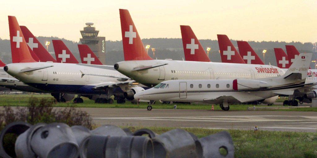 Für den Flugtreibstoff fehlte das Geld: Rund 260 Swissair-Maschinen und mit ihnen rund 19'000 Passagiere blieben am 2. Oktober 2001 am Boden. Für den Flugtreibstoff fehlte das Geld: Rund 260 Swissair-Maschinen und mit ihnen rund 19'000 Passagiere blieben am 2. Oktober 2001 am Boden.