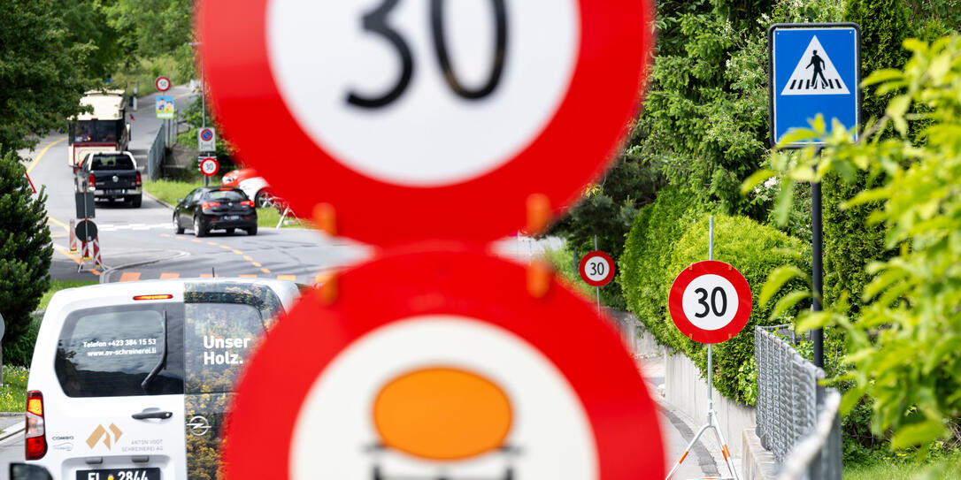 240524 Baustelle Umfahrung Vaduz, Bild aufgenommen in Vaduz am 24.05.2024
- Schild, Warnung, Verkehrsschild, Verkehrstafel, Tafel