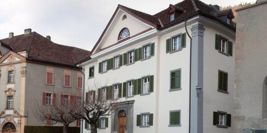 Der Churer Hof, Sitz des Churer Bischofs Huonder: Die Regierungen der Kantone Uri und Graubünden sehen kein Bedürfnis nach der Schaffung zwei neuer Bistümer, wie eine Umfrage.