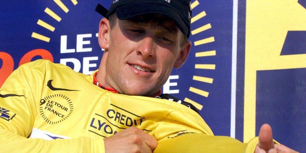 Lance Armstrong streift sich nach seinem Prologsieg am 3. Juli 1999 in Le Puy-du-Fou erstmals das Maillot jaune über