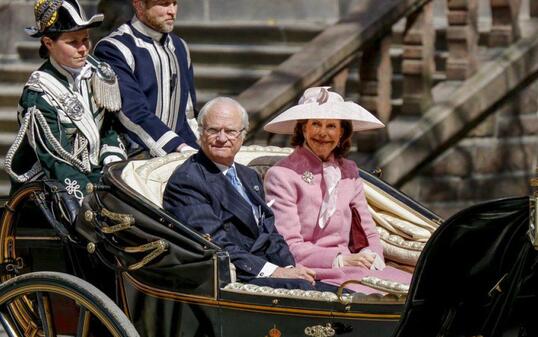 Der schwedische König Carl XVI. Gustaf und seine Frau, Königin Silvia, in einer offenen Kutsche vor dem Stockholmer Rathaus. Der Monarch feiert seinen 70. Geburtstag.