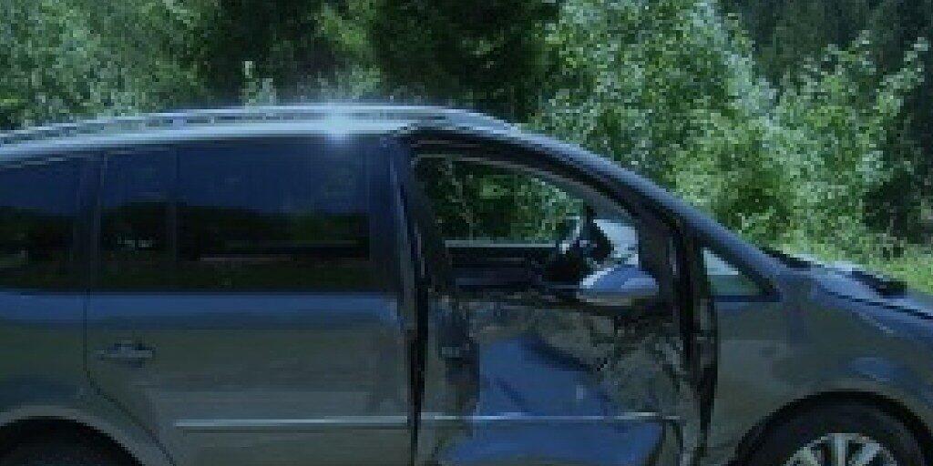 Von einem rollenden Stein getroffen wurde dieses Auto auf der Klausenstrasse im Kanton Uri. Die Beifahrerin wurde verletzt.