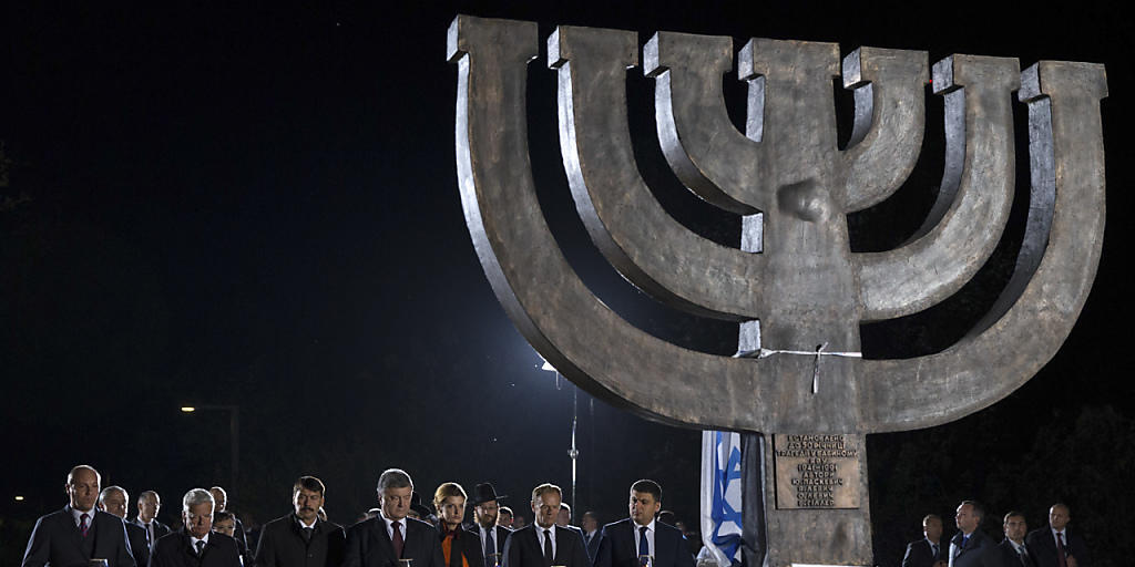 Gedenken an die mehr als 30'000 von Nazi-Deutschen und ukrainischen Kollaborateuren ermordeten Juden in Babi Jar in Kiew - unter ihnen der ukrainische Präsident Petro Poroschenko (4. von links) und sein deutscher Amtskollege Joachim Gauck (2. von links). Gedenken an die mehr als 30'000 von Nazi-Deutschen und ukrainischen Kollaborateuren ermordeten Juden in Babi Jar in Kiew - unter ihnen der ukrainische Präsident Petro Poroschenko (4. von links) und sein deutscher Amtskollege Joachim Gauck (2. von links).