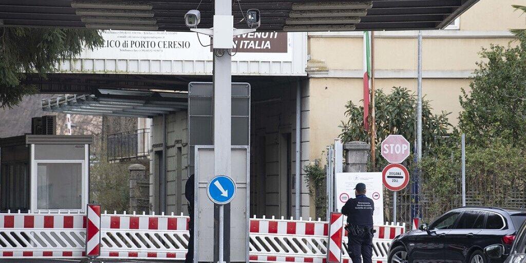 Bisher galten die Einreisebeschränkungen nur für Personen aus Italien, Frankreich, Österreich und Spanien sowie allen Nicht-Schengen-Staaten, hier der Zoll von Brusino Arsizio im Tessin. (Archivbild)